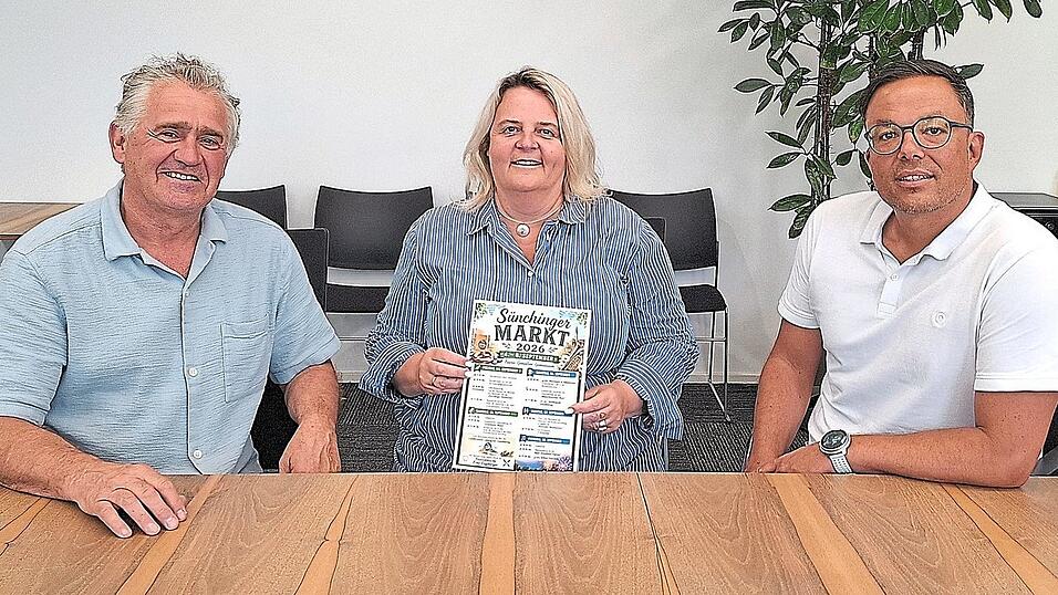Von links: B&uuml;rgermeister Bernhard Grundner, die neue Marktleiterin Daniela Grundner sowie der bisherige Marktleiter Christian Bl&uuml;mel bei der Programmvorstellung.