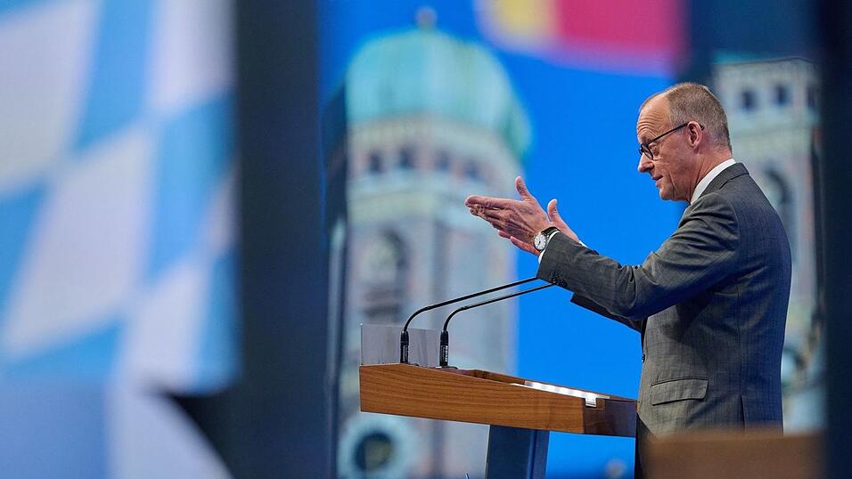 Friedrich Merz sagt in seiner Rede: «Wir müssen unsere Wirtschaft wieder auf Wachstumskurs bringen.» Friedrich Merz sagt in seiner Rede: «Wir müssen unsere Wirtschaft wieder auf Wachstumskurs bringen.»
