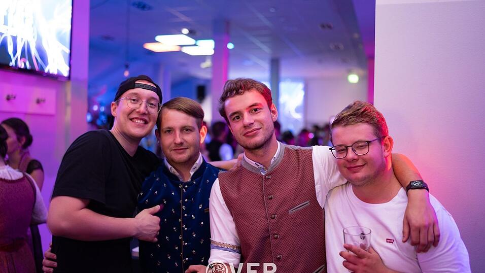 Auch am zweiten Volksfestfreitag schauten viele G&auml;ste im Overtime vorbei.