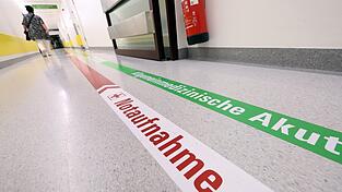 Die Krankenhausreform wurde von der Ampel-Koalition beschlossen und war ein zentrales Vorhaben des damaligen Gesundheitsministers Karl Lauterbach (SPD). Mit der nun geplanten Anpassung will dessen Nachfolgerin Nina Warken (CDU) Teile der Reform entschärfen.