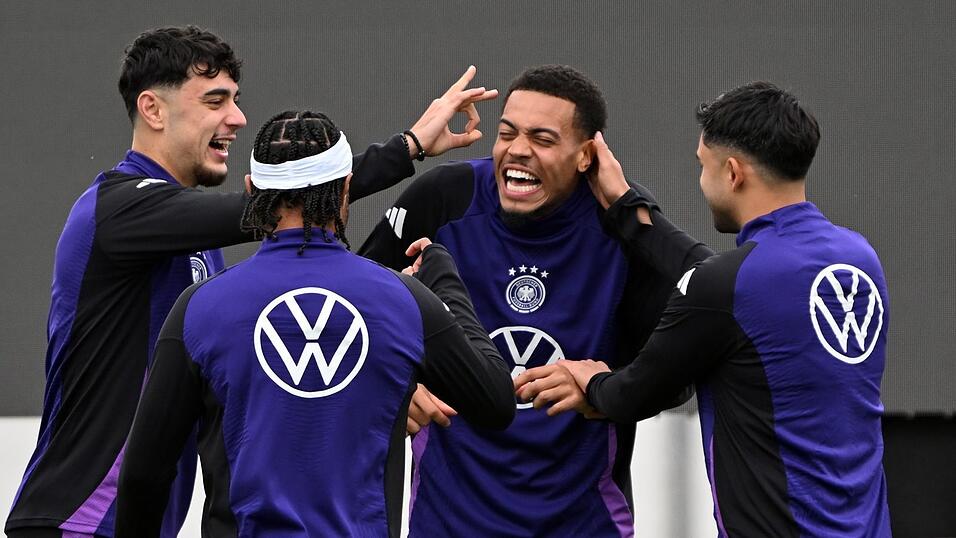 Gute Laune beim Abschlusstraining mit dem Bayern-Duo Aleksandar Pavlovic, Serge Gnabry, Dortmunds Felix Nmecha und dem Mainzer Nadiem Amiri (v.l.).