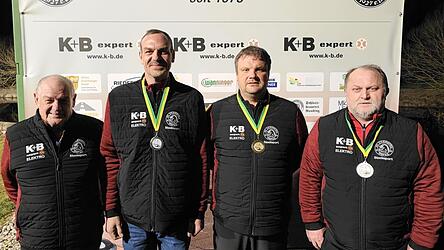 Abteilungsleiter Josef Nachreiner gratulierte den Meistern im Einzelwettbewerb Thomas Wutz Zweiter), Andreas Schmatz (Meister), und Martin Burkhardt (Driter, v.l.)