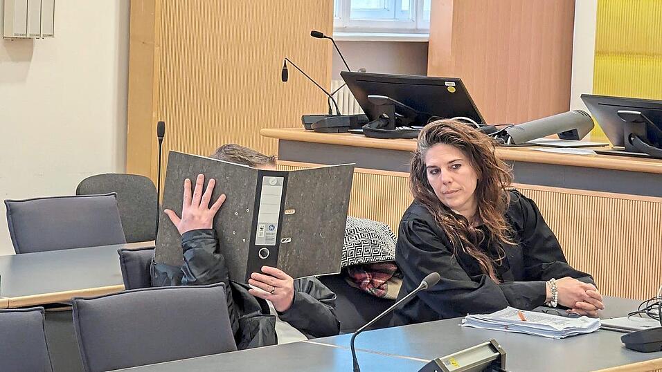 Der 43-j&auml;hrige Rodinger, hier mit seiner Anw&auml;ltin, verweigert die Aussage zu den Vorw&uuml;rfen.