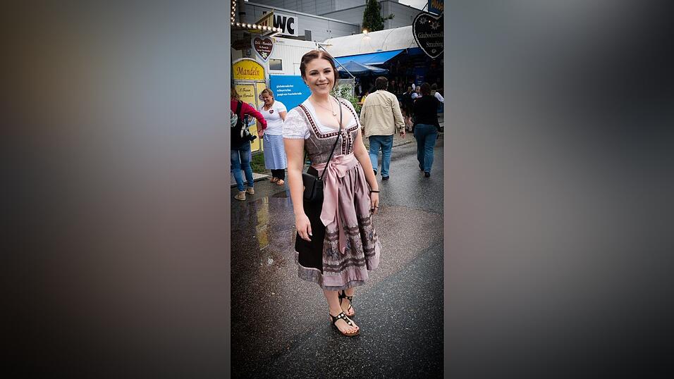 Gedeckte Farben, edle Stoffe. Das Outfit des Tages am Mittwoch wird getragen von Melissa aus Stra&szlig;kirchen.