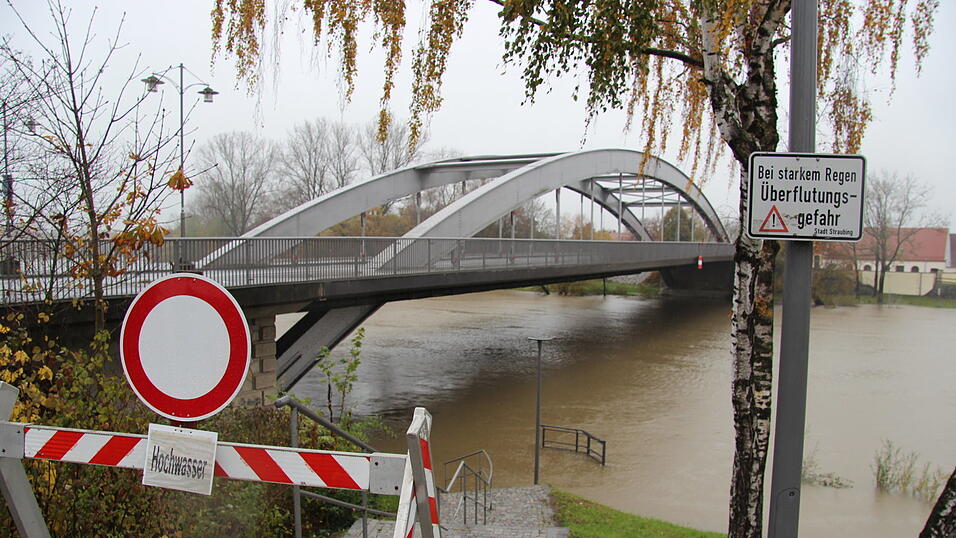 Die Donau in Straubing führt derzeit deutlich mehr Wasser als sonst. Einzelne Wege am Ufer sind bereits überflutet - wie hier beim Herzogsschloss. 