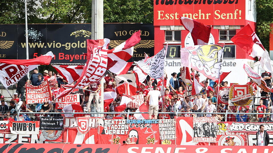 Unruhige Zeiten beim SSV Jahn Regensburg. Bei der Mitgliederversammlung wollen einige Fans einen Antrag zur Entlassung von Trainer Alexander Schmidt stellen. (Foto: Fabian Ro&szlig;mann)