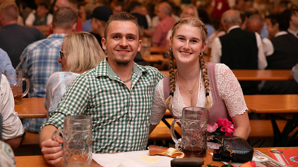Die Partybilder vom Montag, 18. August, aus dem Festzelt Greindl. Die Partybilder vom Montag, 18. August, aus dem Festzelt Greindl.