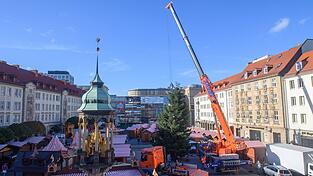 Schon seit Ende Oktober stehen die ersten Buden auf dem Alten Markt vor dem Magdeburger Rathaus. (Archivbild) Schon seit Ende Oktober stehen die ersten Buden auf dem Alten Markt vor dem Magdeburger Rathaus. (Archivbild)