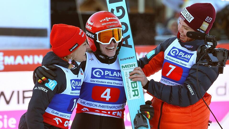 Gute Laune bei den deutschen Skispringerinnen.