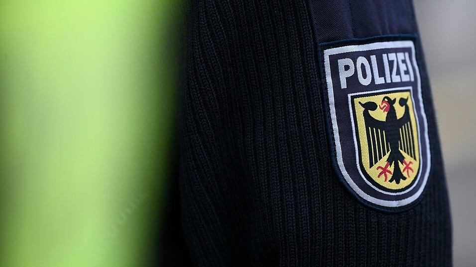 Die Bundespolizei stellte bei einer Durchsuchung des 20-J&auml;hrigen den verbotenen Schlagring fest. (Symbolbild)