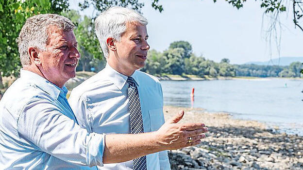 Bundesverkehrsminister Steffen Bilger (r.) war am Montag mit seinem Amtskollegen Christian Bernreiter vor Ort in Osterhofen.