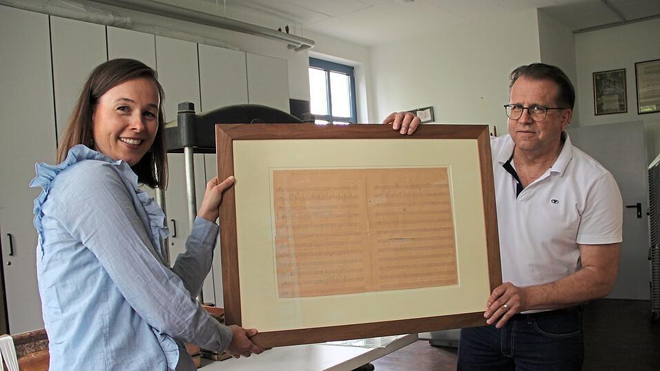 Werner Obermeier und Anne W&ouml;hner, Enkelin des Komponisten Wolfgang Richter, mit dem Sandm&auml;nnchen-Notenblatt.