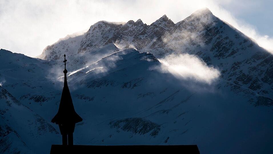 Am Breithorn sind zwei deutsche Bergsteiger in großer Not. (Archivfoto) Am Breithorn sind zwei deutsche Bergsteiger in großer Not. (Archivfoto)