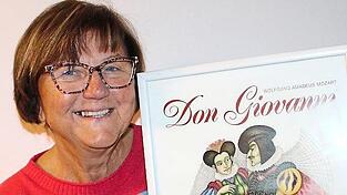 Jaroslava Seidlmayer mit dem Plakat von 2002 für die Oper „Don Giovanni“