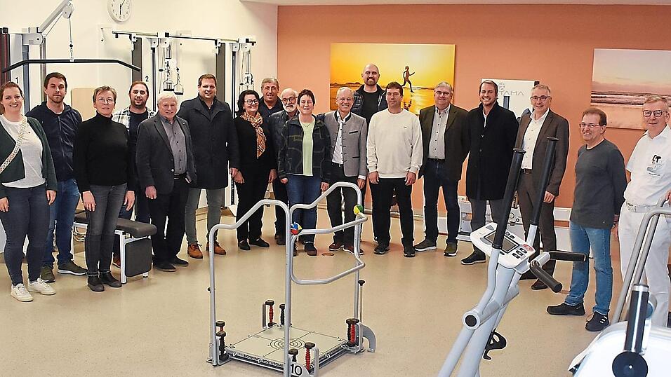 Die Stadträte, Chefärzte und der Landrat im Raum der medizinischen Trainingstherapie