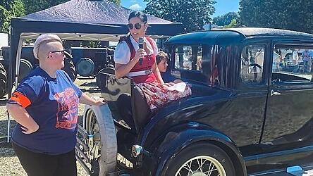 B&uuml;rgermeisterin Karoline Fritz-Ertlmaier - hier mit Petra Quast - wurde im alten Ford, Baujahr 1928, vorgefahren, ein Modell noch im Originalzustand.