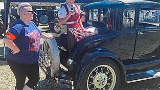 Bürgermeisterin Karoline Fritz-Ertlmaier - hier mit Petra Quast - wurde im alten Ford, Baujahr 1928, vorgefahren, ein Modell noch im Originalzustand. Bürgermeisterin Karoline Fritz-Ertlmaier - hier mit Petra Quast - wurde im alten Ford, Baujahr 1928, vorgefahren, ein Modell noch im Originalzustand.