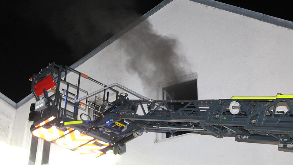 Bei dem Brand in der Viereckmühlstraße in Straubing entstand laut Polizei ein Schaden von etwa 70.000 Euro. Bei dem Brand in der Viereckmühlstraße in Straubing entstand laut Polizei ein Schaden von etwa 70.000 Euro.