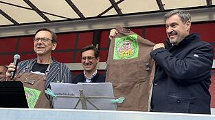 Ministerpräsident Söder bekam eine Grillschürze geschenkt. Ministerpräsident Söder bekam eine Grillschürze geschenkt.