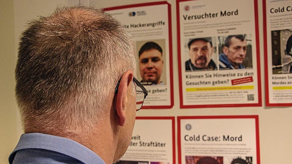 Bundespolizeisprecher Christian Stöberl schaut sich Fahndungsplakate in der Dienststelle am Schafberg an. Seine Wiedererkennungsquote ist ganz gut, hat er testen lassen. Aber sein junger Kollege, der unerkannt bleiben soll, erkennt sogar in 98 Prozent der Fälle den Richtigen.