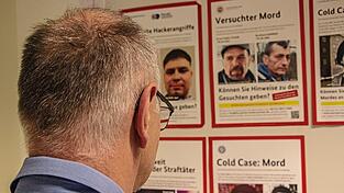 Bundespolizeisprecher Christian Stöberl schaut sich Fahndungsplakate in der Dienststelle am Schafberg an. Seine Wiedererkennungsquote ist ganz gut, hat er testen lassen. Aber sein junger Kollege, der unerkannt bleiben soll, erkennt sogar in 98 Prozent der Fälle den Richtigen.
