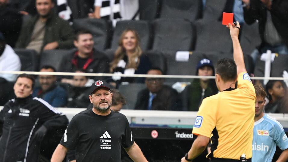 Steffen Baumgart sieht in einer hektischen Schlussphase Rot.