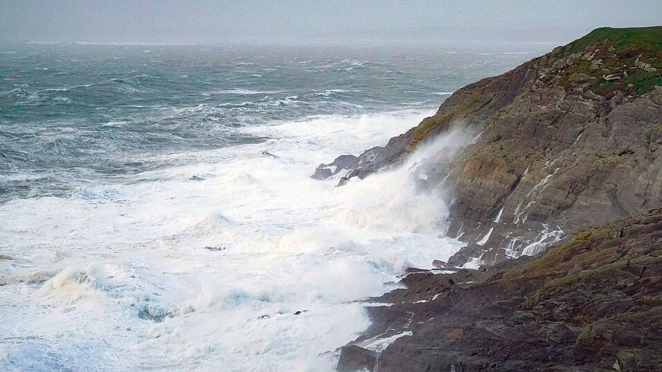 In Irland sorgen starke Sturmböen für Einschränkungen. In Irland sorgen starke Sturmböen für Einschränkungen.