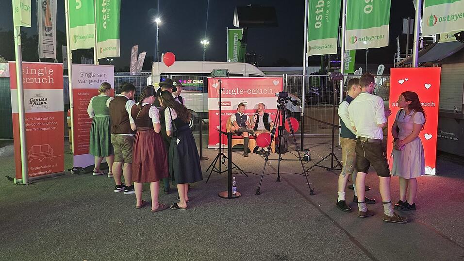 Der neue Standort am Eingang zur Ostbayernschau hat sich bereits am ersten Tag bewährt: 34 Singles setzten sich bei Max am Freitag auf die Couch. Vielleicht hat aber auch das Biermakerl zur Belohnung viele Teilnehmer angelockt... Der neue Standort am Eingang zur Ostbayernschau hat sich bereits am ersten Tag bewährt: 34 Singles setzten sich bei Max am Freitag auf die Couch. Vielleicht hat aber auch das Biermakerl zur Belohnung viele Teilnehmer angelockt...