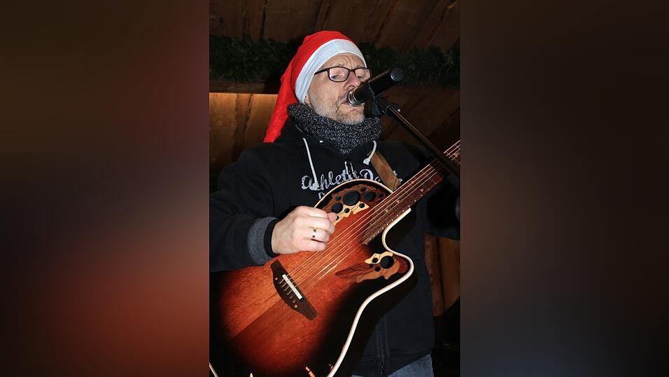 Der idyllische Christkindlmarkt in der Freyung in Landshut zählt zu den schönsten Christkindlmärkten Bayerns. Bei eisigen Temperaturen ist dort insbesondere die Glühwein-Alm natürlich heiß begehrt. Der idyllische Christkindlmarkt in der Freyung in Landshut zählt zu den schönsten Christkindlmärkten Bayerns. Bei eisigen Temperaturen ist dort insbesondere die Glühwein-Alm natürlich heiß begehrt.