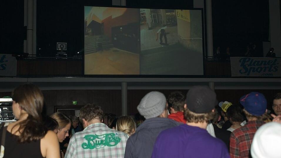 Rund 4000 Boarderfreunde feierten bei der Weltpremiere des neuesten Films von Isenseven, 'Let's go get lost' in M&uuml;nchen.