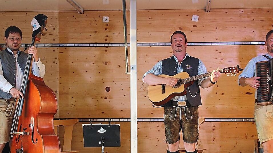 Das Trio 'Schleudergang' ist bekannt als Garant für gute Laune und beste Stimmung. Das Trio 'Schleudergang' ist bekannt als Garant für gute Laune und beste Stimmung.