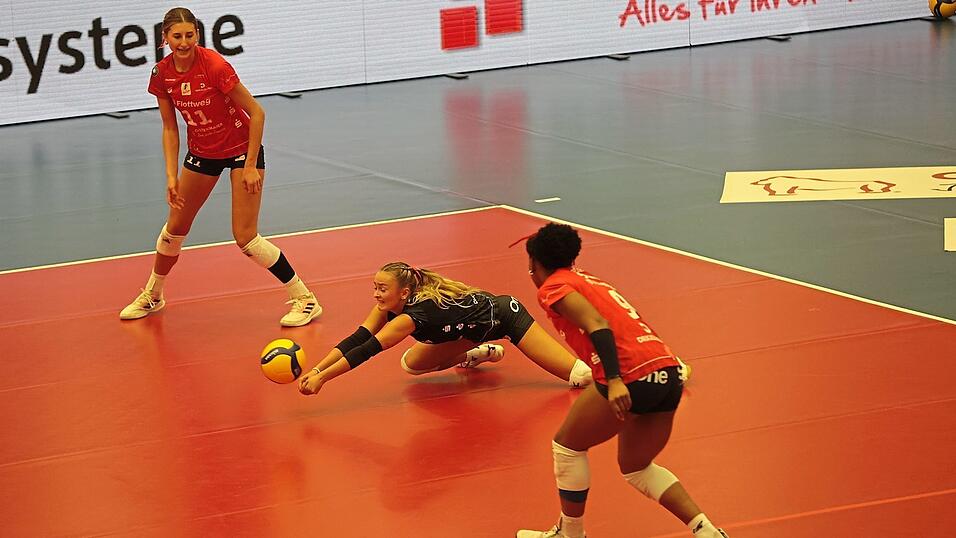 Geschwächt, aber motiviert: Die Roten Raben Vilsbiburg um Crystal Burke (rotes Trikot) wollen auch gegen Eintracht Spontent Düsseldorf die drei Zähler behalten und Tabellenführer bleiben. Die Rückkehr von Libera Emely Brodowski (schwarzes Trikot) wird dabei sicher helfen. Geschwächt, aber motiviert: Die Roten Raben Vilsbiburg um Crystal Burke (rotes Trikot) wollen auch gegen Eintracht Spontent Düsseldorf die drei Zähler behalten und Tabellenführer bleiben. Die Rückkehr von Libera Emely Brodowski (schwarzes Trikot) wird dabei sicher helfen.