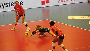 Geschwächt, aber motiviert: Die Roten Raben Vilsbiburg um Crystal Burke (rotes Trikot) wollen auch gegen Eintracht Spontent Düsseldorf die drei Zähler behalten und Tabellenführer bleiben. Die Rückkehr von Libera Emely Brodowski (schwarzes Trikot) wird dabei sicher helfen. Geschwächt, aber motiviert: Die Roten Raben Vilsbiburg um Crystal Burke (rotes Trikot) wollen auch gegen Eintracht Spontent Düsseldorf die drei Zähler behalten und Tabellenführer bleiben. Die Rückkehr von Libera Emely Brodowski (schwarzes Trikot) wird dabei sicher helfen.