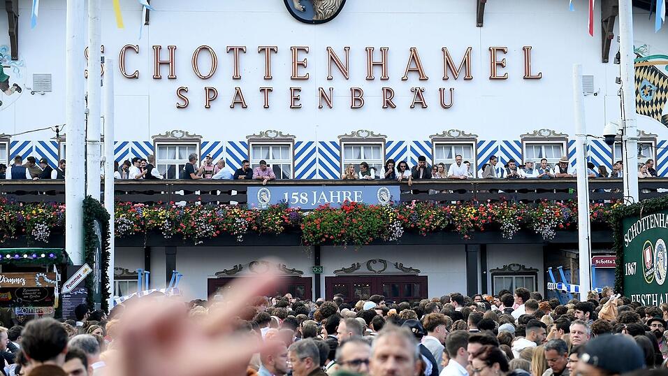 Mit dem Anstich des ersten Bierfasses im Schottenhamel-Zelt wird traditionell das Oktoberfest er&ouml;ffnet. (Archivbild)