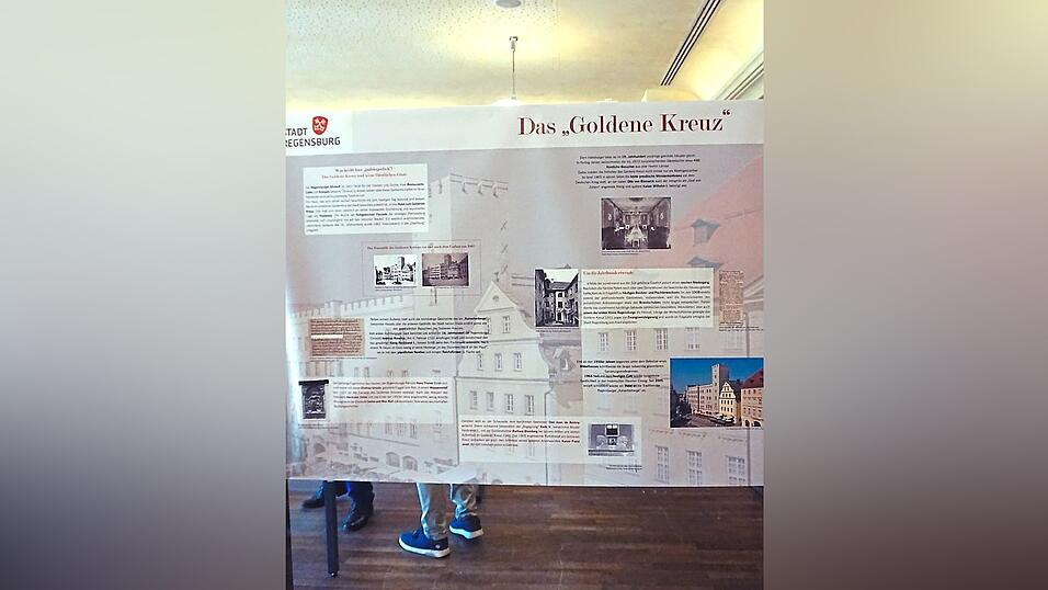 Blick in die Ausstellung: Hier kann man, übersichtlich gestaltet, die Informationen zum Goldenen Kreuz einsehen.