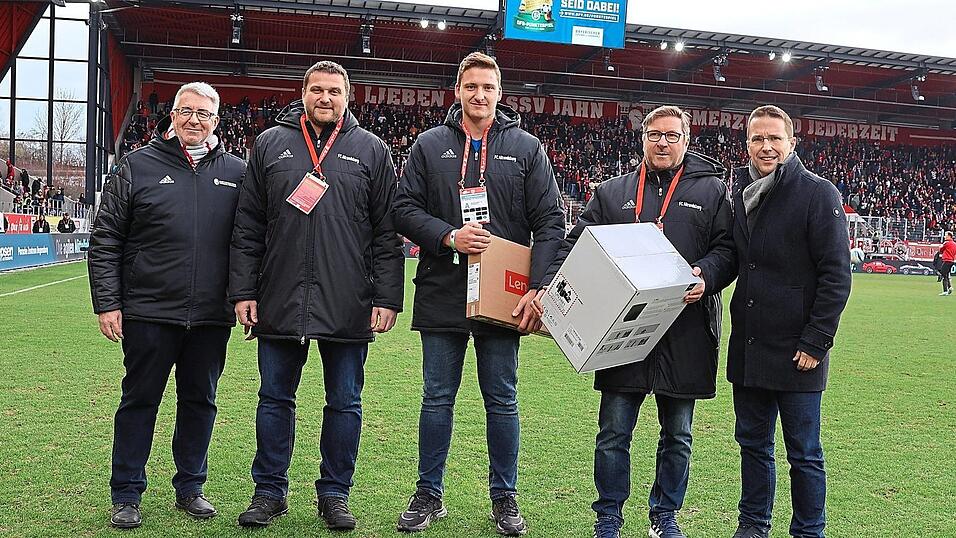 BFV-Pr&auml;sident Christoph Kern (rechts) und Thomas Graml (Bezirksvorsitzender Oberpfalz, links) haben w&auml;hrend der Halbzeitpause der Drittliga-Partie zwischen dem SSV Jahn Regensburg und dem FC Viktoria K&ouml;ln einen Laptop und ein Lautsprechersystem an den FC Altrandsberg &uuml;bergeben, die Thomas Landgraf (1. Abteilungsleiter, 2. von links), Alexander Sp&auml;th (Trainer A-Jugend, Spieler der 1. Mannschaft, Mitte) und Jugendleiter Stefan Zenkert (2. von rechts) stellvertretend entgegennahmen.