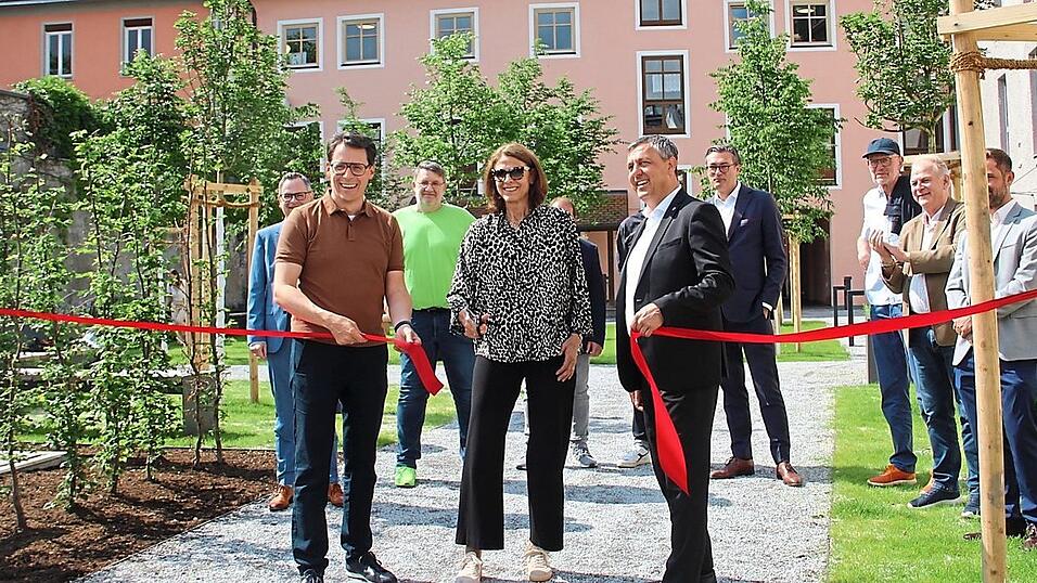 Oberb&uuml;rgermeister Dr. Christian Moser (v. l.), Baudirektorin Barbara Kortmann von der Regierung von Niederbayern und Stadtbau-Gesch&auml;ftsf&uuml;hrer Reiner Winter-H&auml;ring er&ouml;ffneten den ersten Abschnitt des Klimawegs.