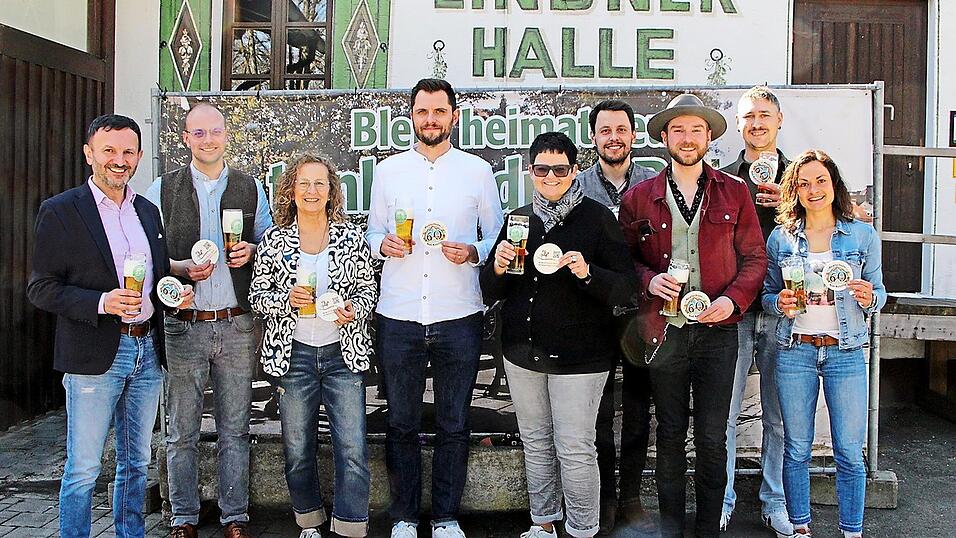 Sto&szlig;en auf eine erfolgreiche Bierprobe f&uuml;r das Ehemaligentreffen an: B&uuml;rgermeister Markus Hofmann, Christian Fischl von der Brauerei Lindner-Br&auml;u und Vorsitzender des F&ouml;rdervereins, Elternbeiratsvorsitzende Monika Hollmeier, Michael Franz, erweiterte Schulleitung, Sabine Schmid, Schulleiterin der Realschule, sowie die 'Gentle'-Mitglieder Fabian Riederer, Dominik Meindl, Andreas Miefanger und Katharina Klingseisen (v.l.)