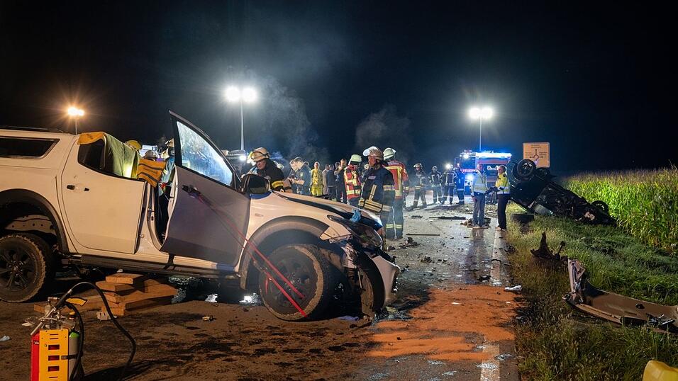 Bei Osterhofen stoßen zwei Autos zusammen. Bei Osterhofen stoßen zwei Autos zusammen.