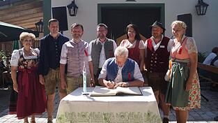 Schirmherr Alois Rainer trug sich im Beisein der Ehrengäste mit einer Widmung ins Goldene Buch der Stadt Bad Kötzting ein. Schirmherr Alois Rainer trug sich im Beisein der Ehrengäste mit einer Widmung ins Goldene Buch der Stadt Bad Kötzting ein.