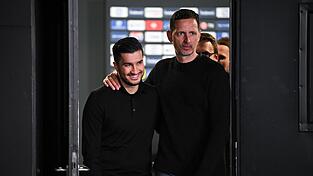 Dortmunds Coach Nuri Sahin (l) konnte nach dem 0:2 gegen Eintracht Frankfurt trotzdem noch lächeln.