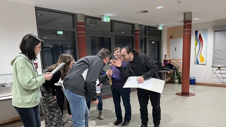 Die Theatergruppe des Nibelungenvereins bei der Probe in der Grundschulmensa.