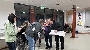 Die Theatergruppe des Nibelungenvereins bei der Probe in der Grundschulmensa. Die Theatergruppe des Nibelungenvereins bei der Probe in der Grundschulmensa.