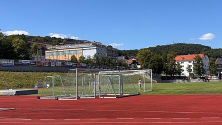 Im Chamer Stadion baut die Stadt Cham eine multifunktionale Tribüne, die sowohl für den Vereinssport nutzbar sein wird, als auch die Umkleiden und Sanitäranlagen für den Schulsport beinhaltet. Hinzu kommen noch die Räumlichkeiten für den Sportkindergarten. Alles in allem kommen dabei Baukosten von insgesamt zehn Millionen zusammen. Alleine der Umkleidebereich wird mit 2,5 Millionen Euro veranschlagt. Im Chamer Stadion baut die Stadt Cham eine multifunktionale Tribüne, die sowohl für den Vereinssport nutzbar sein wird, als auch die Umkleiden und Sanitäranlagen für den Schulsport beinhaltet. Hinzu kommen noch die Räumlichkeiten für den Sportkindergarten. Alles in allem kommen dabei Baukosten von insgesamt zehn Millionen zusammen. Alleine der Umkleidebereich wird mit 2,5 Millionen Euro veranschlagt.
