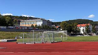 Im Chamer Stadion baut die Stadt Cham eine multifunktionale Tribüne, die sowohl für den Vereinssport nutzbar sein wird, als auch die Umkleiden und Sanitäranlagen für den Schulsport beinhaltet. Hinzu kommen noch die Räumlichkeiten für den Sportkindergarten. Alles in allem kommen dabei Baukosten von insgesamt zehn Millionen zusammen. Alleine der Umkleidebereich wird mit 2,5 Millionen Euro veranschlagt. Im Chamer Stadion baut die Stadt Cham eine multifunktionale Tribüne, die sowohl für den Vereinssport nutzbar sein wird, als auch die Umkleiden und Sanitäranlagen für den Schulsport beinhaltet. Hinzu kommen noch die Räumlichkeiten für den Sportkindergarten. Alles in allem kommen dabei Baukosten von insgesamt zehn Millionen zusammen. Alleine der Umkleidebereich wird mit 2,5 Millionen Euro veranschlagt.