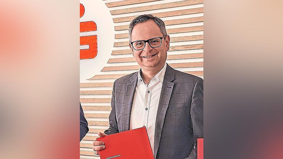 Auch Deggendorfs Sparkassenchef Stefan Swihota appelliert, in Geldsachen misstraurisch zu sein.