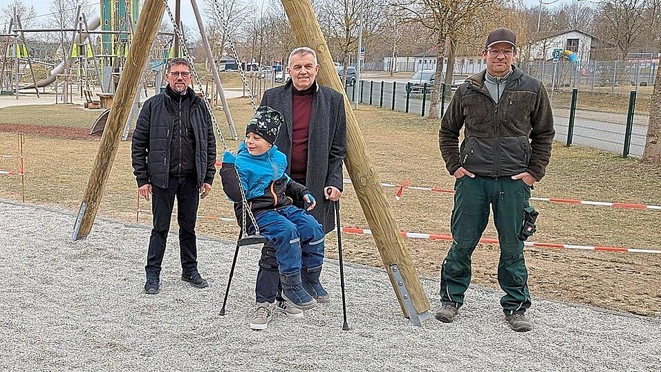 Die neue Riesenschaukel wurde spontan von einer jungen Moosburger Familie getestet. Stadtgärtner Michael Guyens (r.), Bürgermeister Josef Dollinger und Bauhofleiter Martin Holzner (beide l. davon) hielten anlässlich der Fertigstellung des Spielplatzes den Zuspruch über die Grenzen Moosburgs hinweg fest. Die neue Riesenschaukel wurde spontan von einer jungen Moosburger Familie getestet. Stadtgärtner Michael Guyens (r.), Bürgermeister Josef Dollinger und Bauhofleiter Martin Holzner (beide l. davon) hielten anlässlich der Fertigstellung des Spielplatzes den Zuspruch über die Grenzen Moosburgs hinweg fest.
