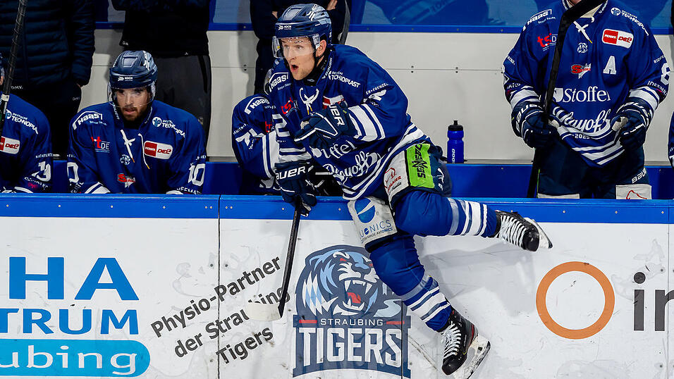 Mike Connolly (vorne) wird nach seiner Vertragsverlängerung auch weiterhin alles für die Straubing Tigers geben.