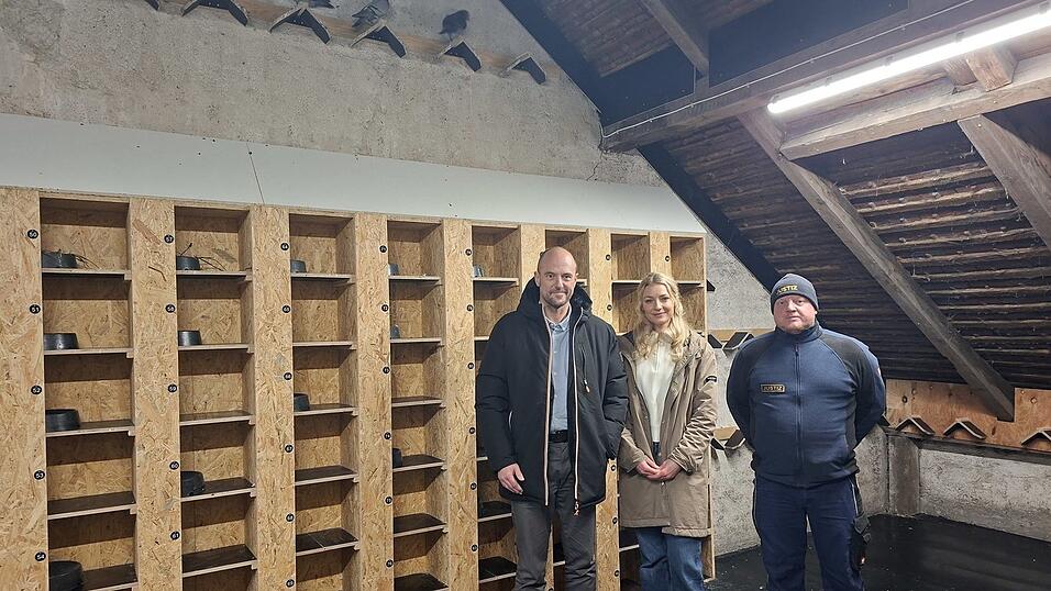 Freuen sich, dass der Taubenschlag an der JVA so gut angenommen wird: Anstaltsleiter Marcus Hegele, Tauben-Expertin Luisa Hell und Justizvollzugsbeamter Andreas Pletl (v.l.), der sich k&uuml;nftig um die Tiere k&uuml;mmern wird.