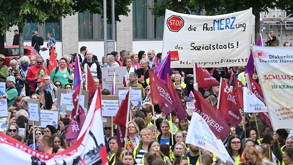 In Hannover protestierten mehrere Tausend Menschen gegen die Gesundheitsreform. In Hannover protestierten mehrere Tausend Menschen gegen die Gesundheitsreform.